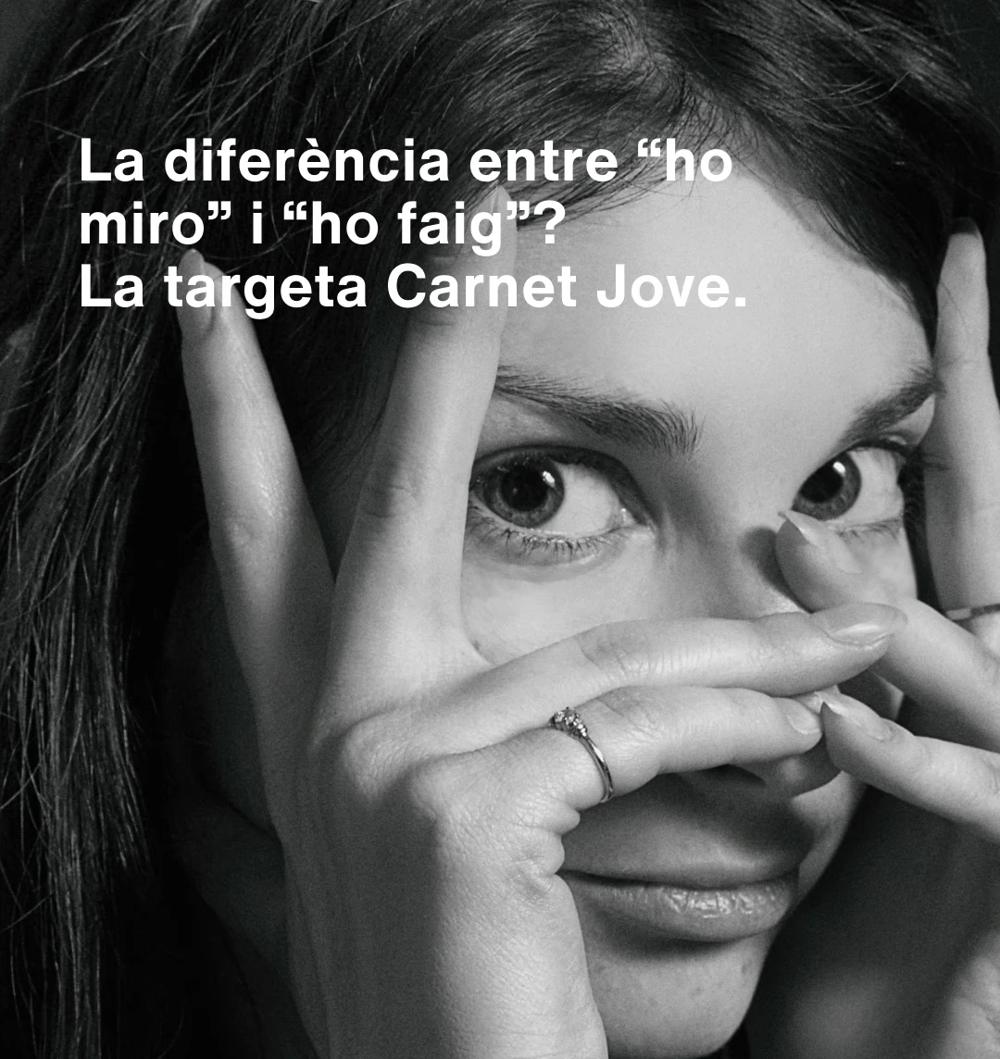 Pieza de la campaña con el retrato de una joven y un titular sobre la tarjeta Carnet Jove