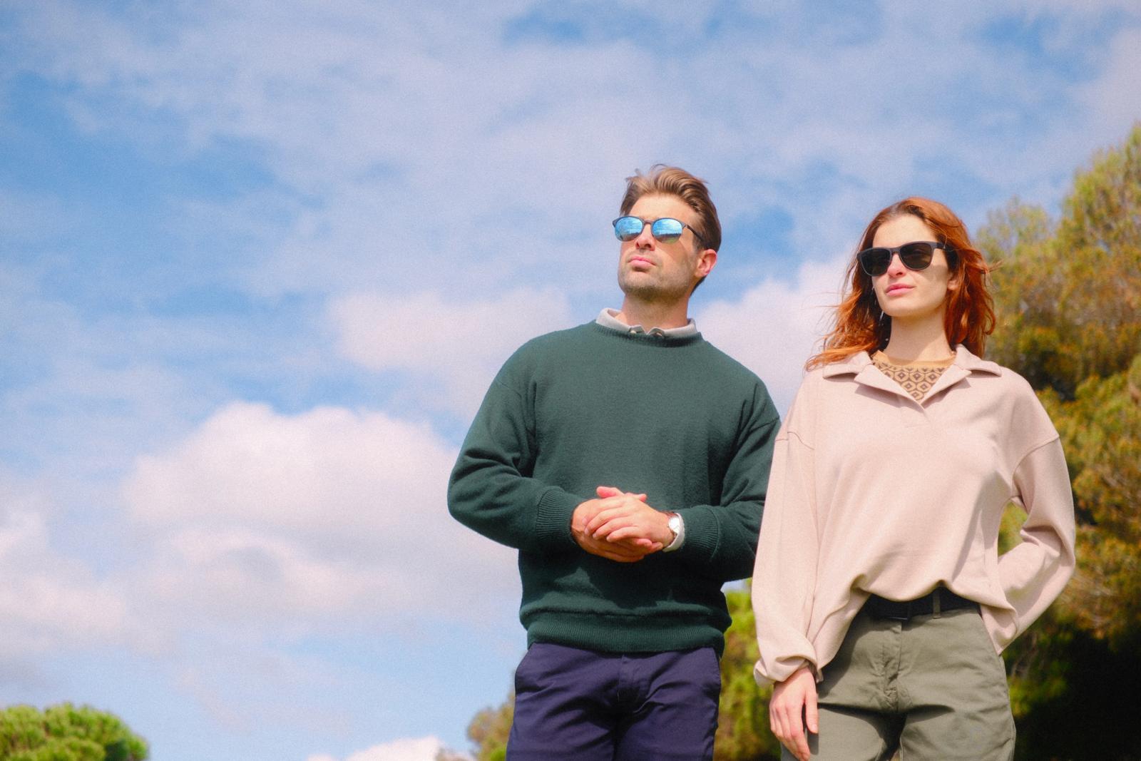 Una pareja con gafas de sol mira al horizonte al aire libre